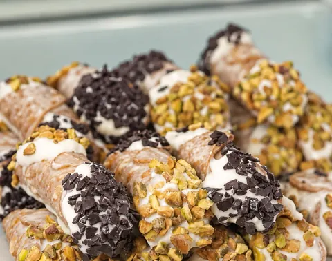 I Cannoli Gelato in vetrina, con la ricotta e la granella di cioccolato e pistacchio