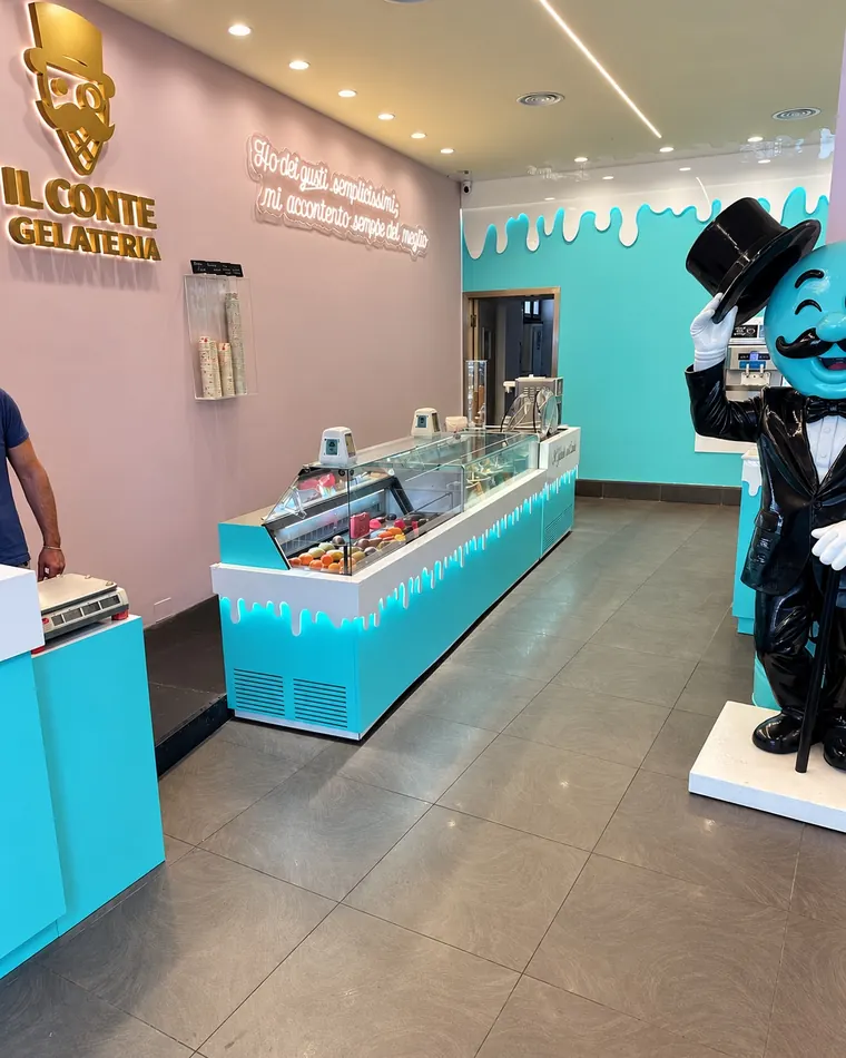 Il bancone color Tiffany con le colate bianche, e il pupazzo del Conte