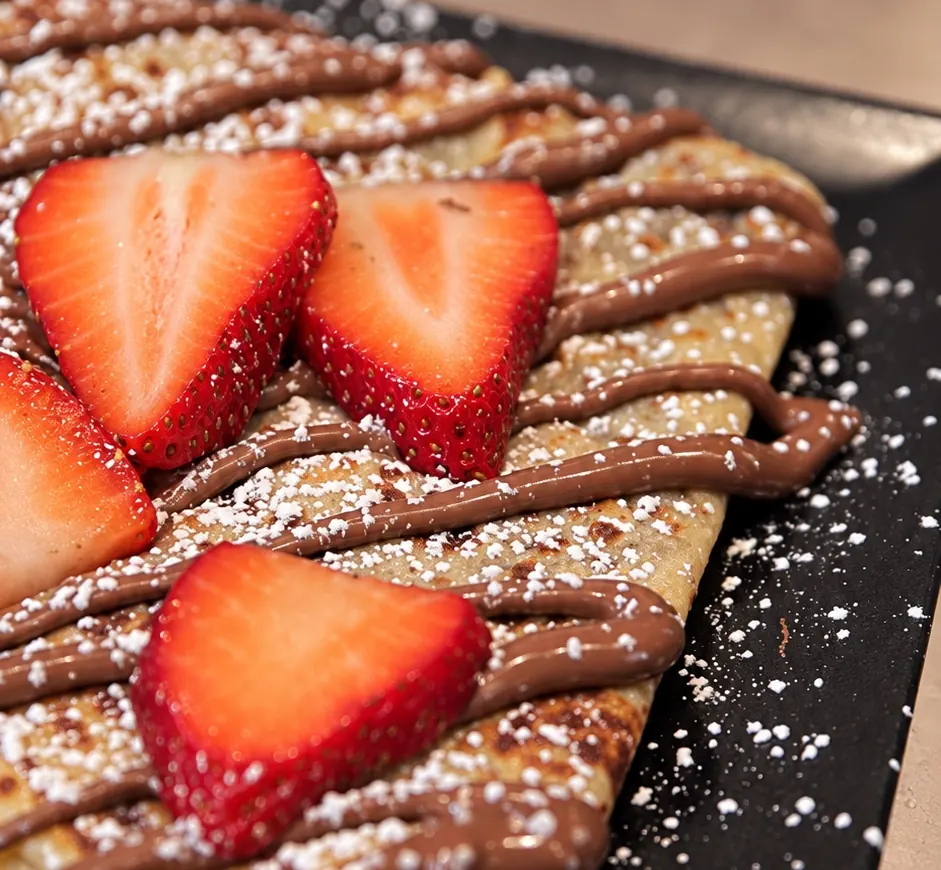 Crêpe con Nutella, fragole e zucchero a velo