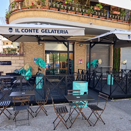 La gelateria Il Conte in Via Flaminia, con l'insegna e il dehors