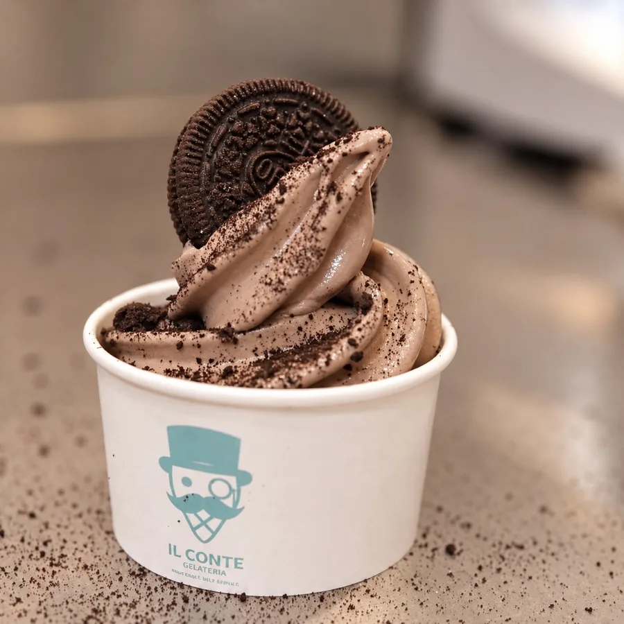 Coppetta col logo del Conte, con gelato al cioccolato e biscotto Oreo
