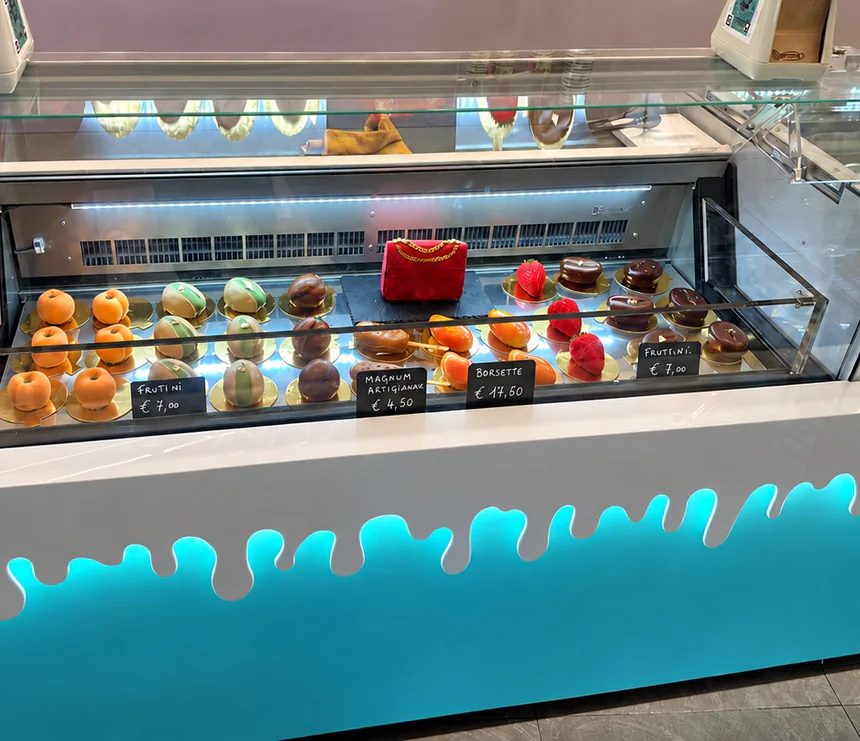 La vetrina con la frutta realistica e una borsetta rossa di gelato, trapuntata, con la catenella